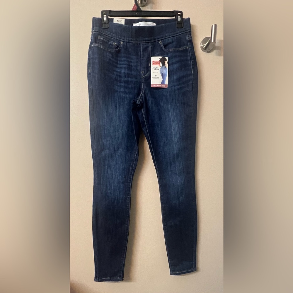 Signature Levi Strauss pull-on super skinny jeans. Size 6/W28! NWT!